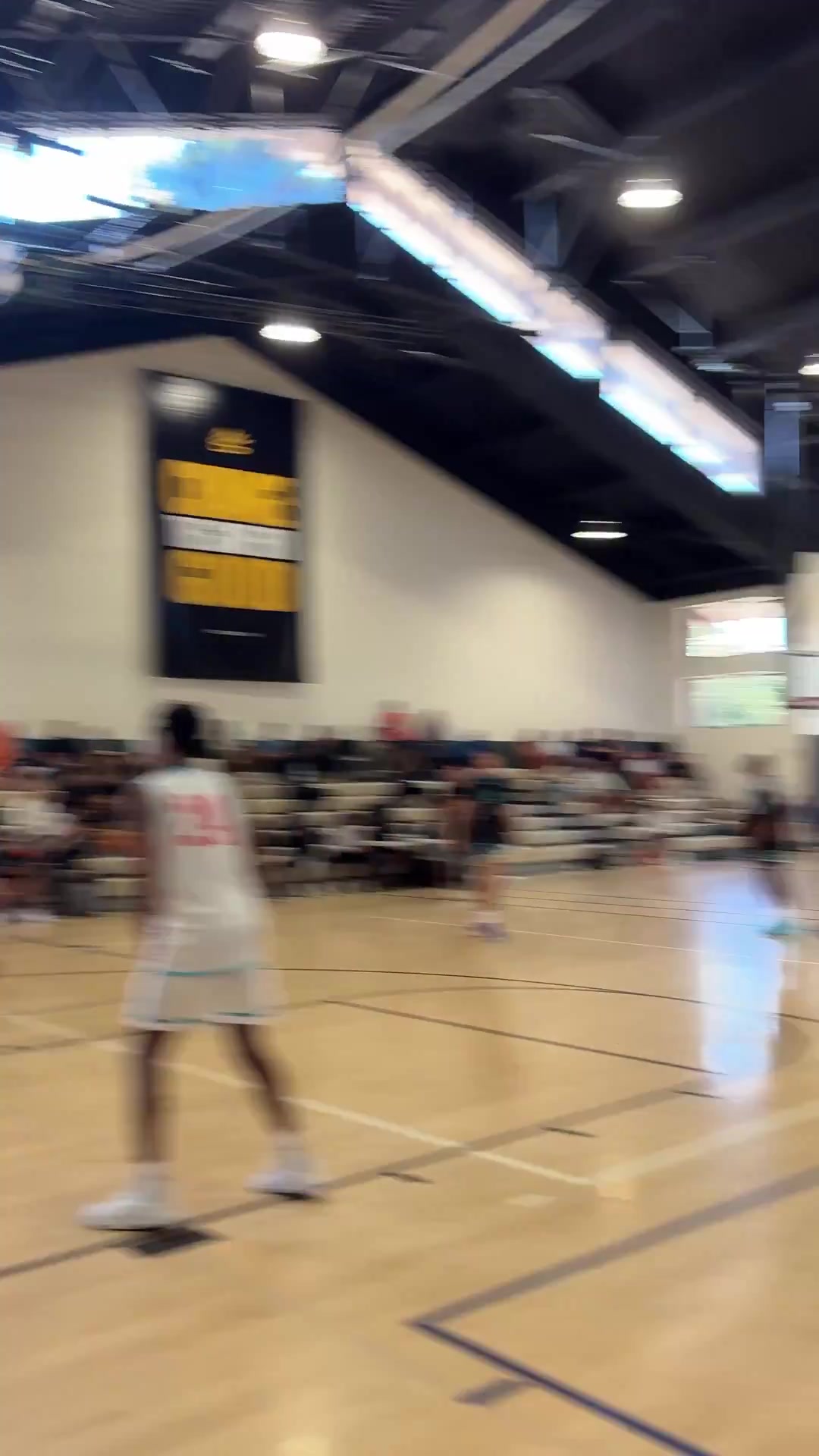 必一运动官网-库里举行个人训练营 跑动后接球就投 5v5训练赛停顿后三分命中