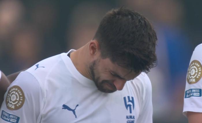 催泪！弗鲁米嫩塞淘汰新月，赛前默哀球员落泪，弟媳赛后激动