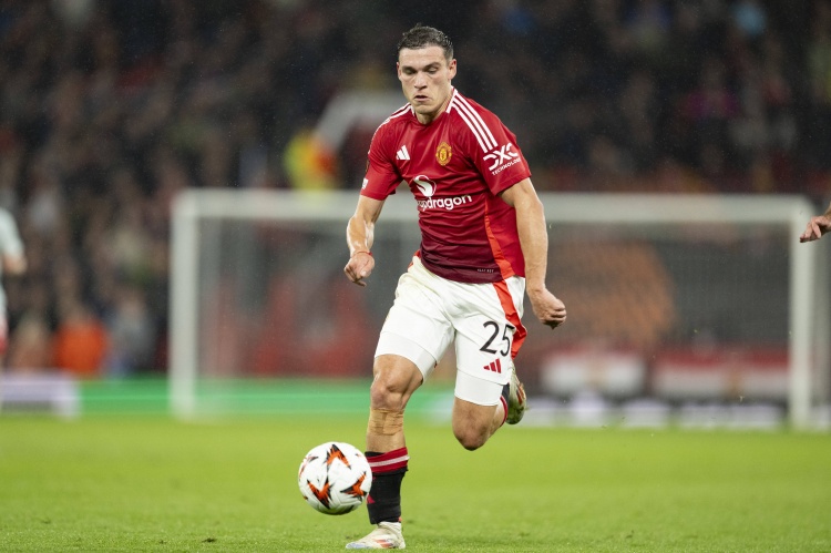 内维尔：乌加特可能离队 曼联需要后腰和一个卡里克类型的中场